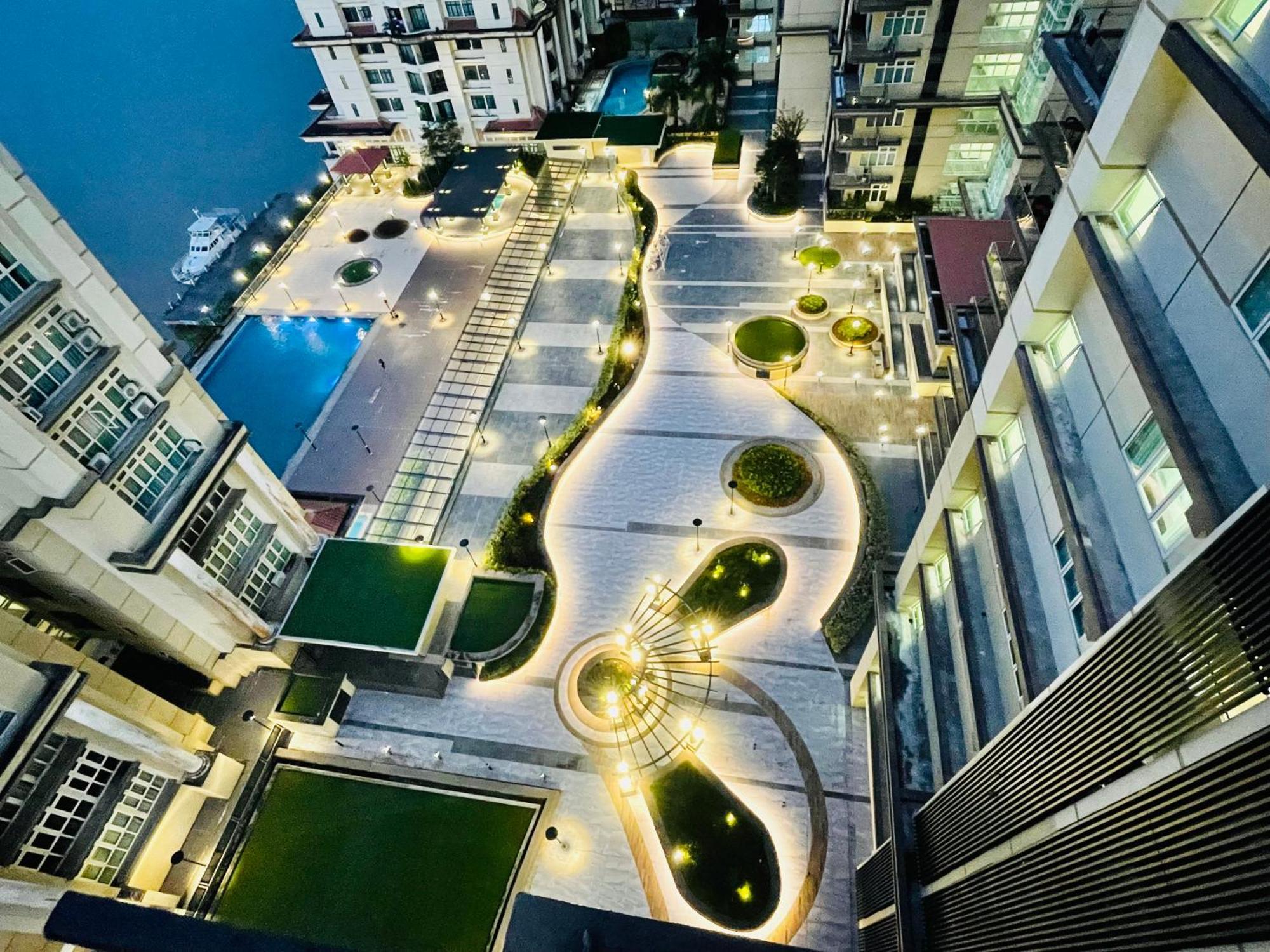 Kuching City Center Riverine Apartment With Balcony And Garden Views Exterior photo