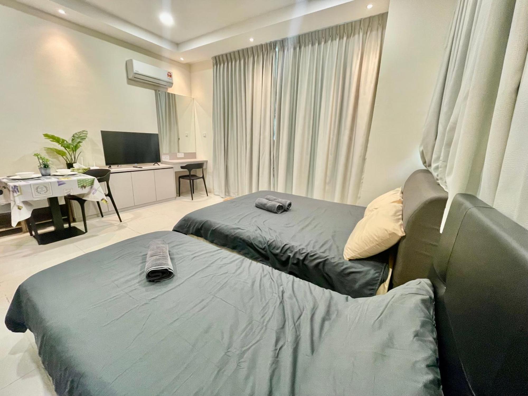 Kuching City Center Riverine Apartment With Balcony And Garden Views Exterior photo